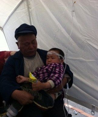 雅安地震现场：12岁姐姐为救2岁弟弟被砸成重伤