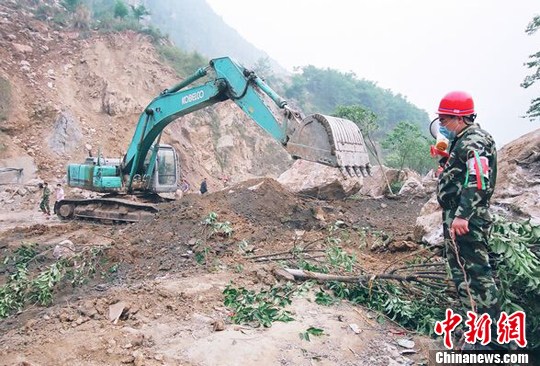 陈光标租13台大型机械赶赴四川雅安地震灾区