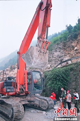 陈光标租13台大型机械赶赴四川雅安地震灾区