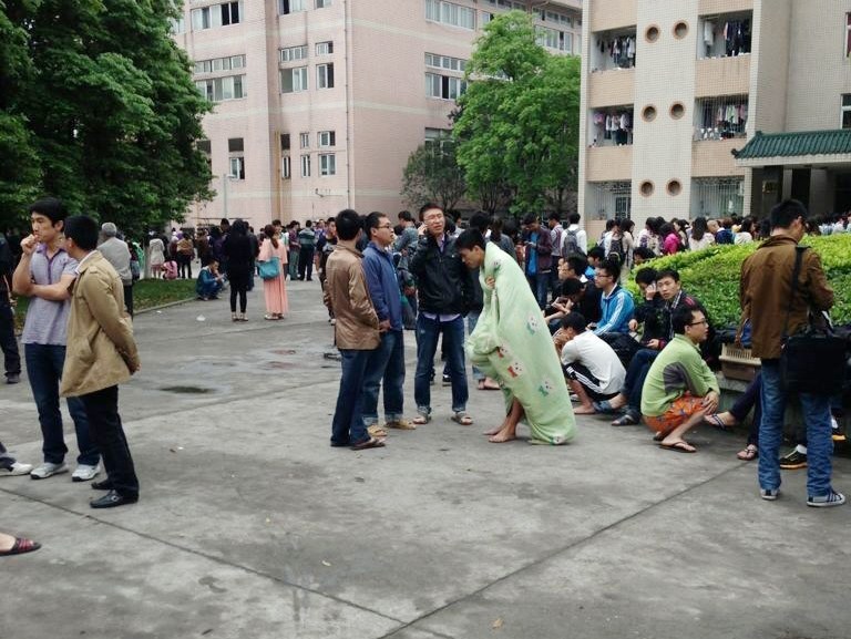 四川雅安芦山县发生7.0级地震[组图]