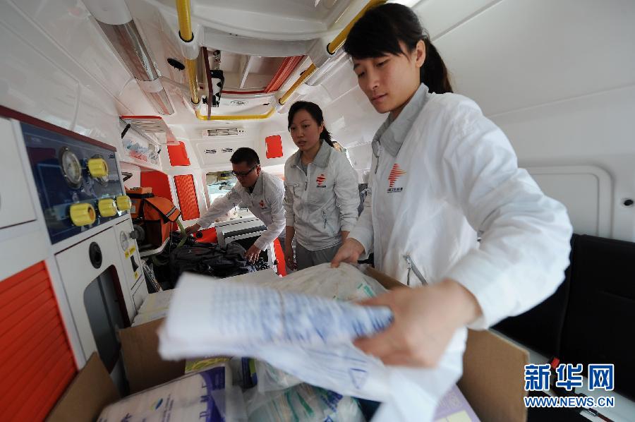 重庆首支紧急医学救援队赶赴地震灾区