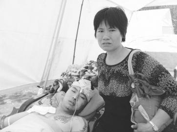母爱的奇迹——瘦弱妈妈搬开200斤楼板救出儿子