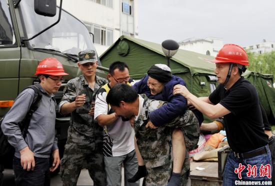 雅安地震：人性在灾难中发光 善举倍感温情(图)