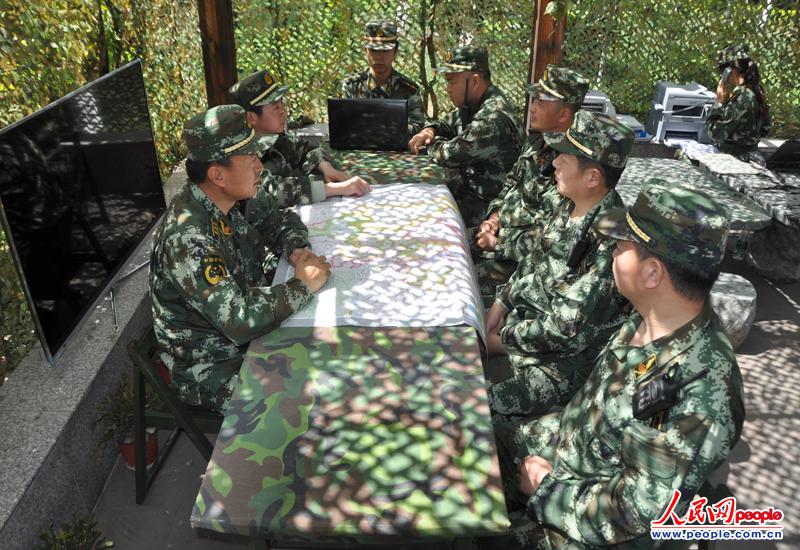 召开作战会议 高清:武警凉山森林支队请战赴雅安救援