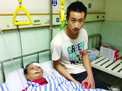 19岁小伙不顾房子摇晃 徒手刨救出母亲(图)