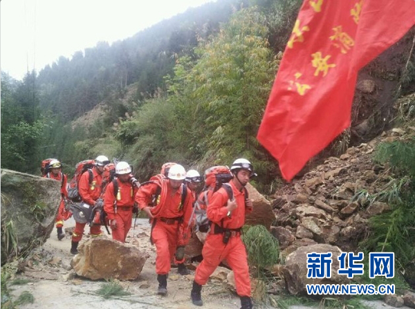 600余消防官兵徒步挺进“孤岛”宝兴