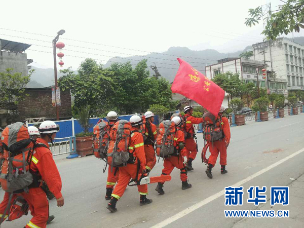 600余消防官兵徒步挺进“孤岛”宝兴