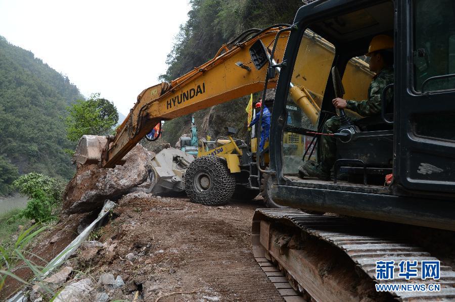 芦山县通往宝兴县灵关镇道路已抢通