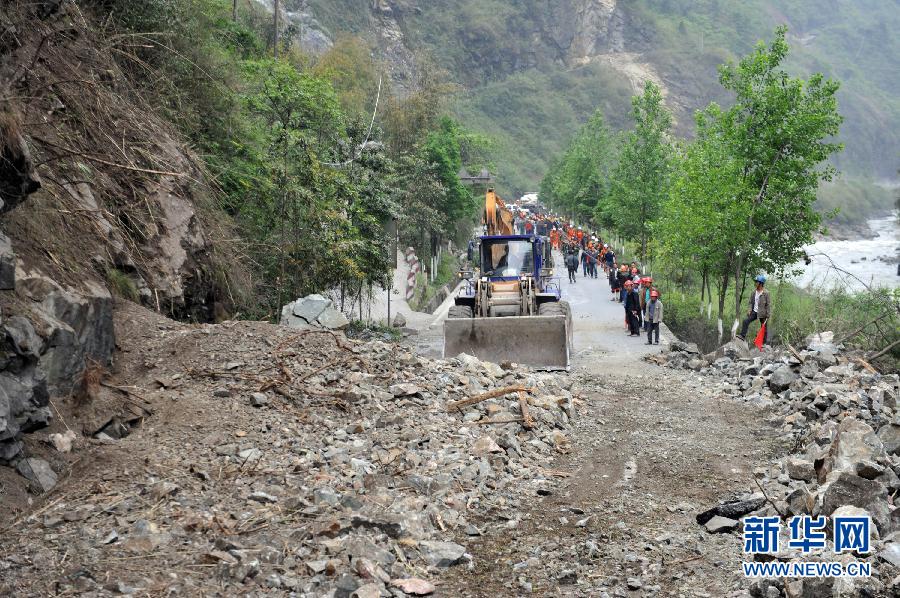 芦山县通往宝兴县灵关镇道路已抢通