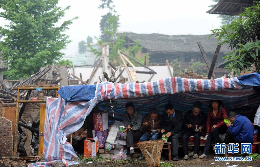 雨中震区的村民生活