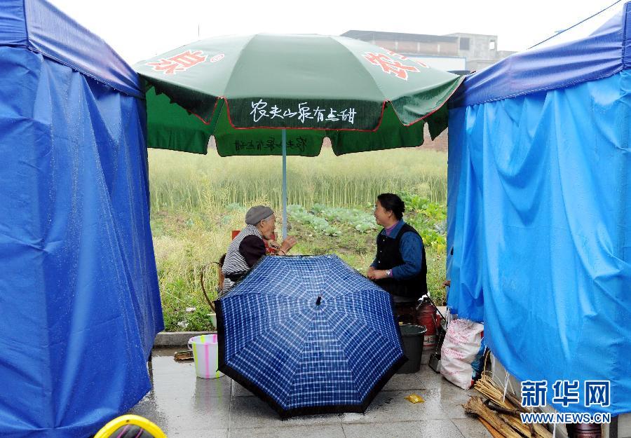 雨中震区的村民生活