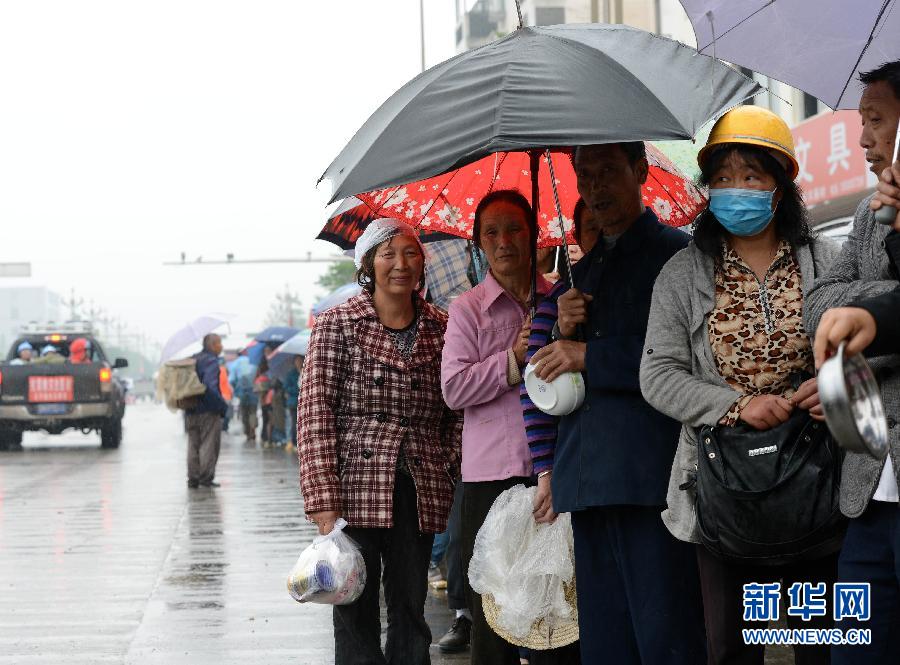 雨中震区的村民生活