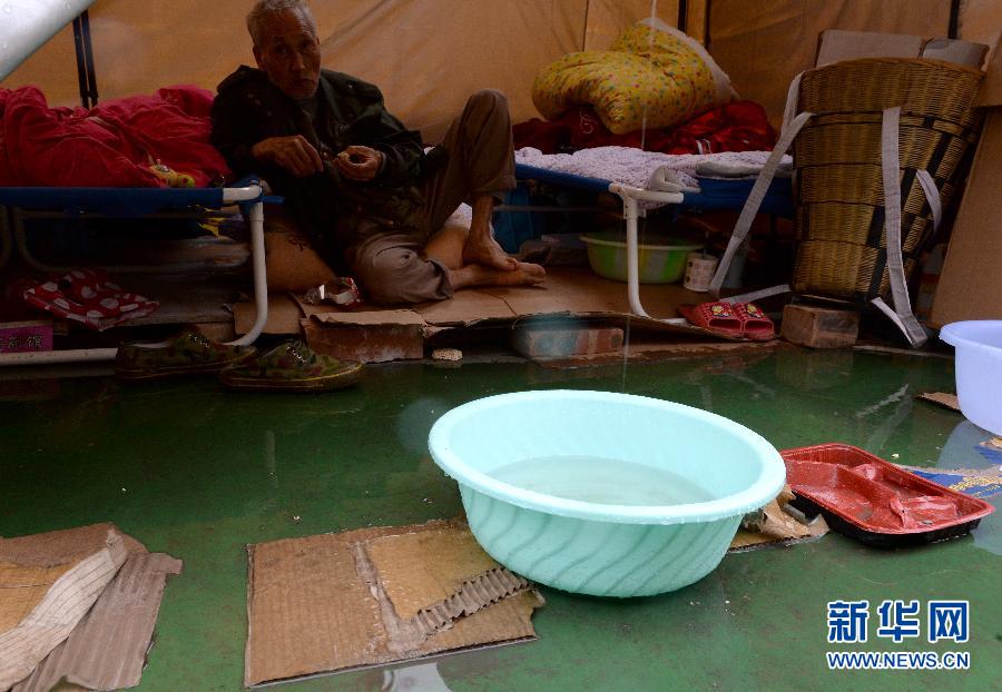 雨中震区的村民生活