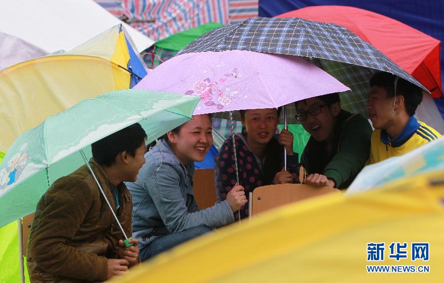 雨中震区的村民生活