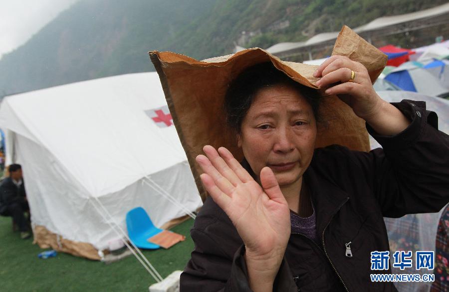 雨中震区的村民生活