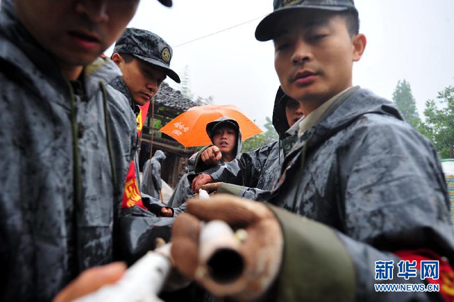 雨中震区的村民生活
