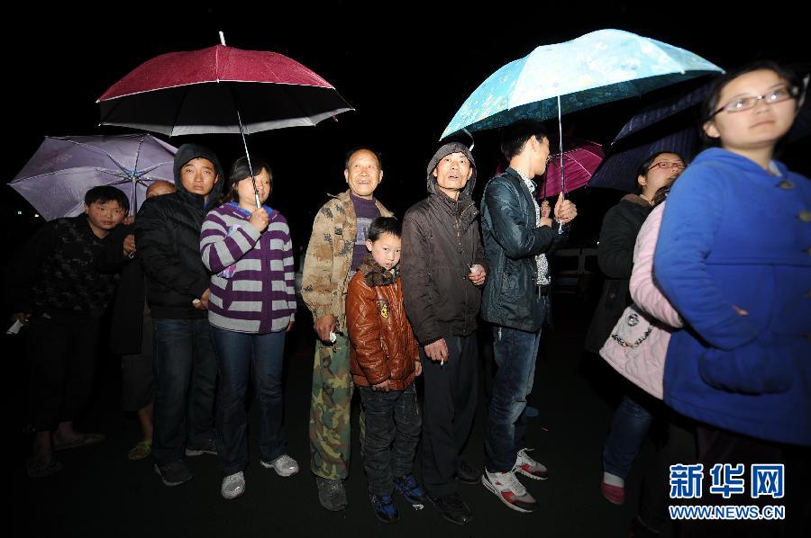 雨中震区的村民生活