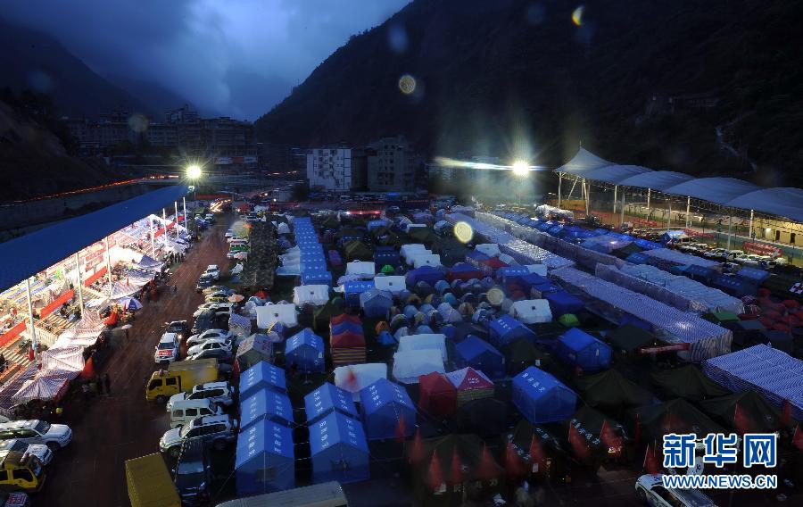 雨中震区的村民生活