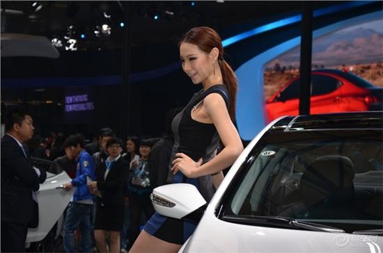 2013上海车展女模特再掀高潮 配角入戏反当主角（图）