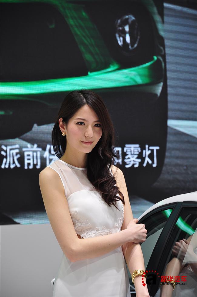 2013上海车展女模特再掀高潮 配角入戏反当主角（图）
