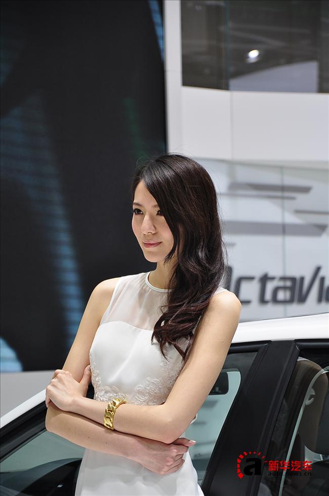 2013上海车展女模特再掀高潮 配角入戏反当主角（图）