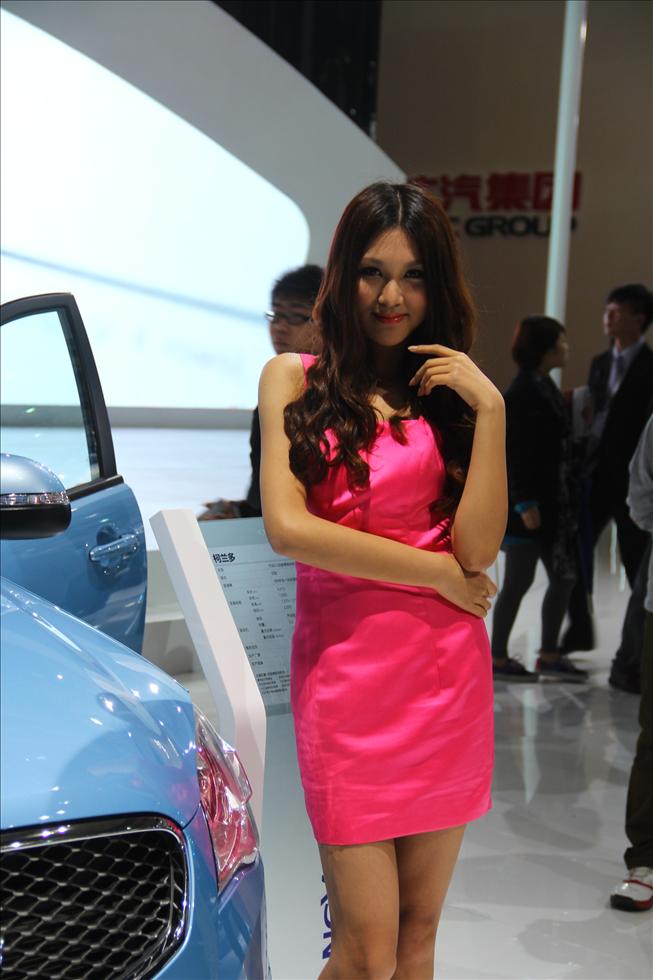 2013上海车展女模特再掀高潮 配角入戏反当主角（图）