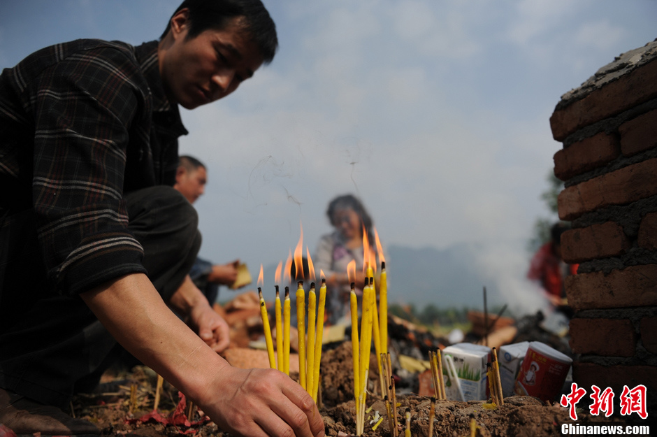 芦山地震七日祭:幸存孩子是母亲唯一的希望