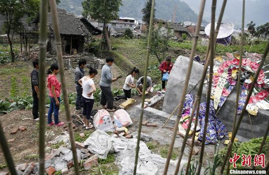 四川芦山地震哀悼日：震后反思 从敬畏生命开始