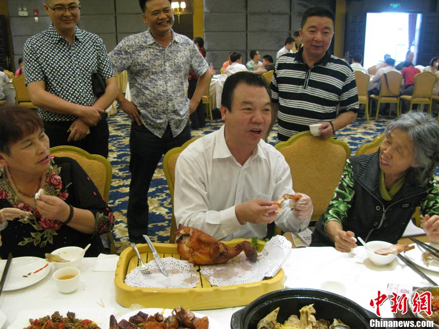 广西柳州畜牧部门请市民免费吃百禽宴