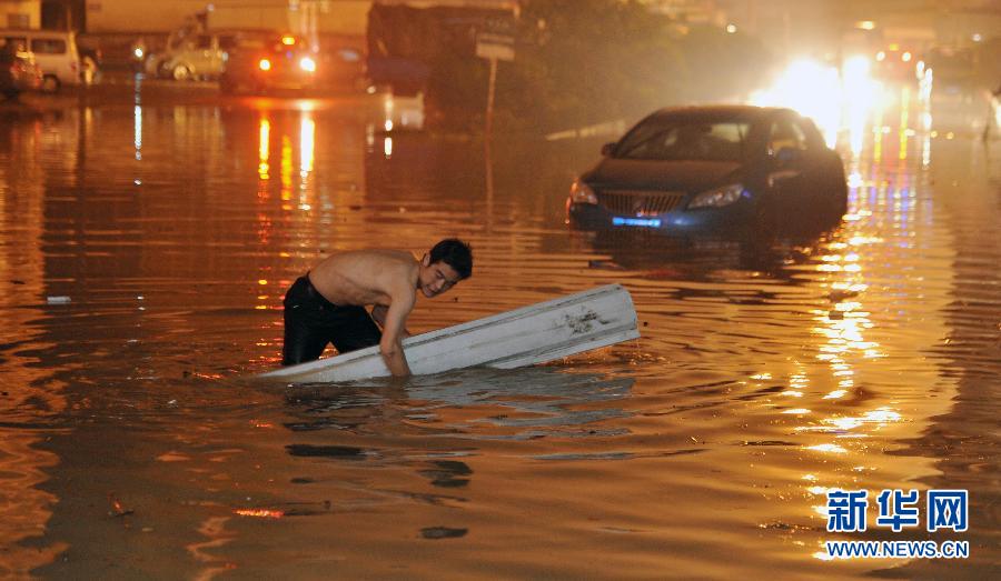 暴雨袭长沙 城区现内涝[组图]