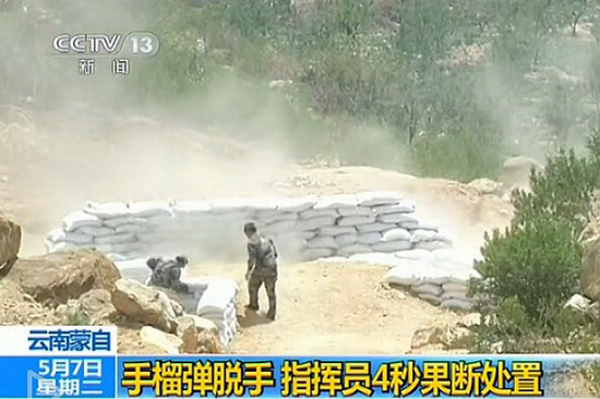解放军女兵投掷手榴弹脱手 指导员4秒成功处置