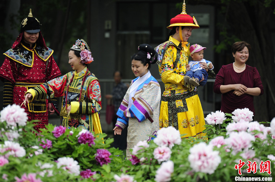 “皇上”携“甄嬛”陪游客圆明园赏花(图)