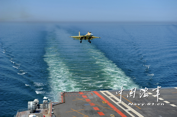 海军首支舰载航空兵部队组建 吴胜利授军旗