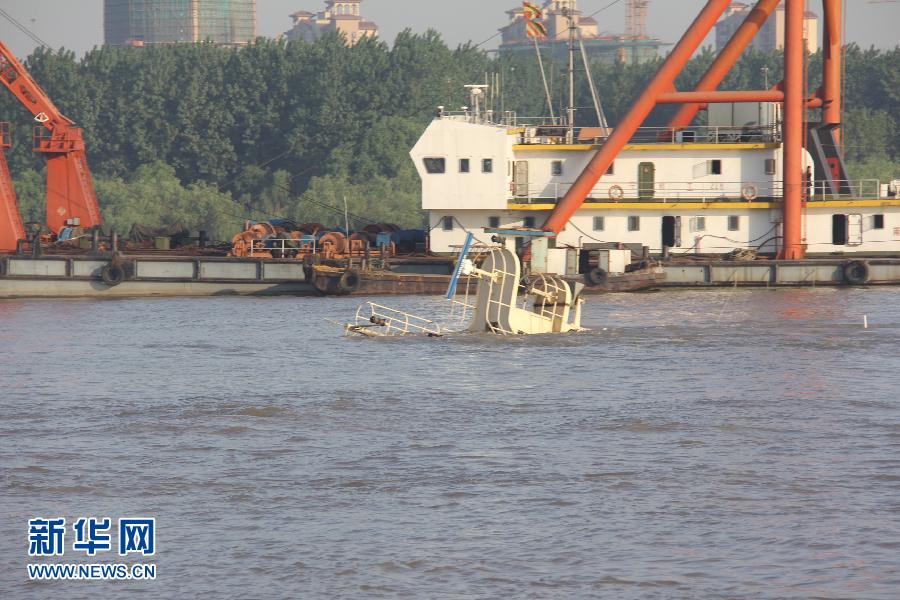 一海轮碰擦南京长江大桥后沉没