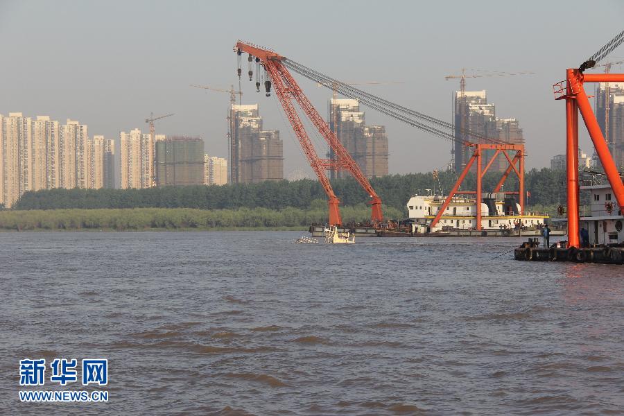 一海轮碰擦南京长江大桥后沉没