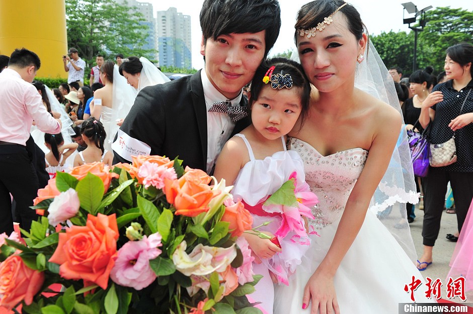 深圳新郎新娘乘地铁参加集体婚礼