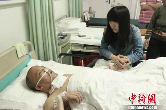 90后女孩与父相守12年 因父病重放弃高考