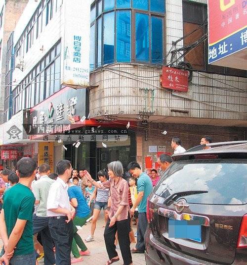老人因与儿女不和发泄情绪 当街撒钱2万多(图)