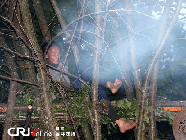 周正龙继续寻找华南虎 夜宿山林以树为床(图)