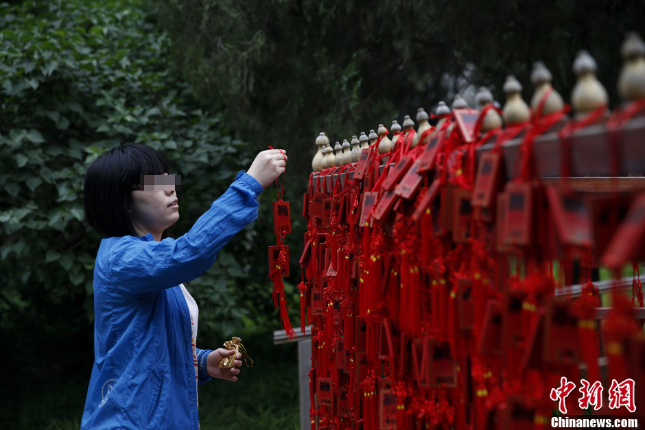 高考临近 考生北京孔庙祈福