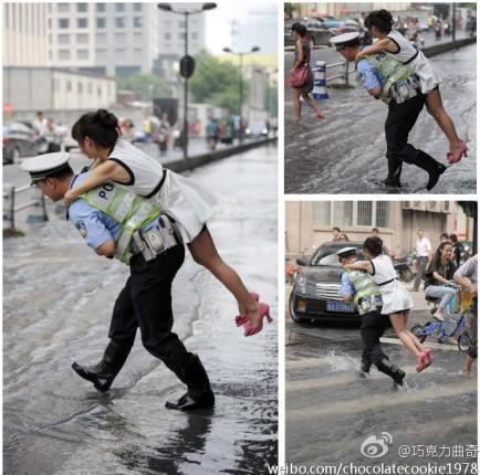 交警背妹子过积水路面走红 笑称回家跪搓衣板(图)