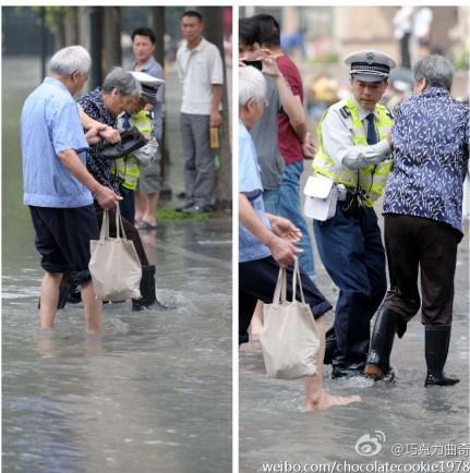 交警背妹子过积水路面走红 笑称回家跪搓衣板(图)