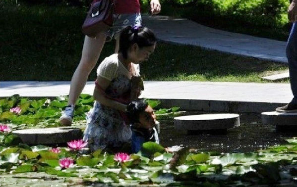 网友拍下女大学生跳水救人全程