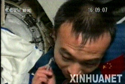 图解航天员太空休闲生活：翻跟头看风景骑自行车
