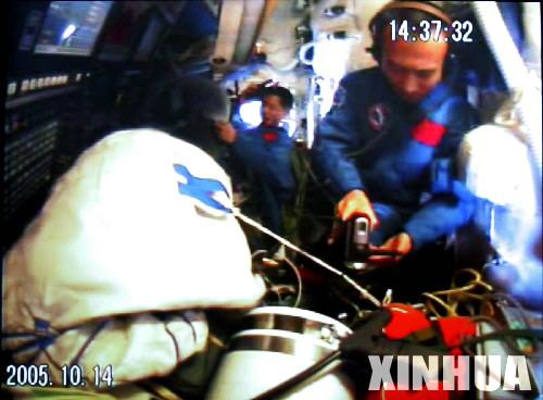 图解航天员太空休闲生活：翻跟头看风景骑自行车