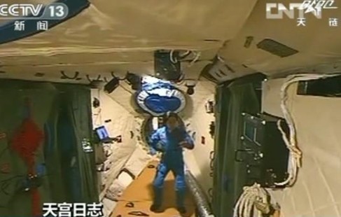 图解航天员太空休闲生活:翻跟头看风景骑自行车