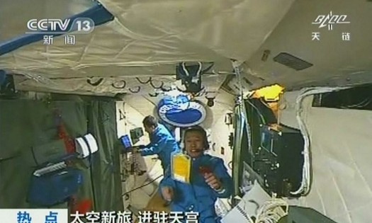 图解航天员太空休闲生活：翻跟头看风景骑自行车