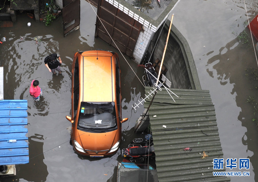 成都暴雨内城“看海”居民困