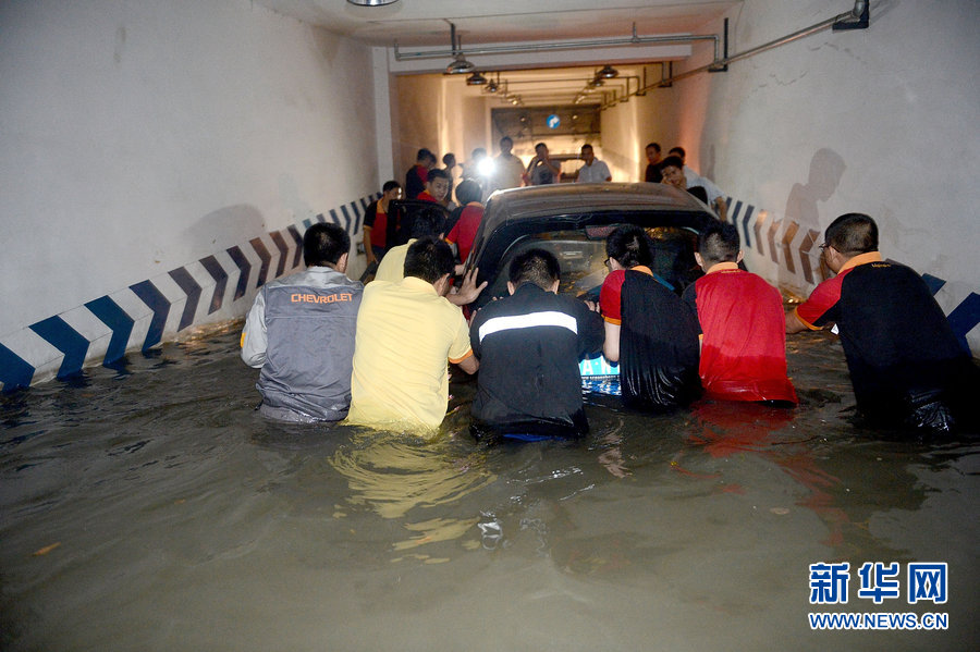 成都暴雨内城“看海”居民困