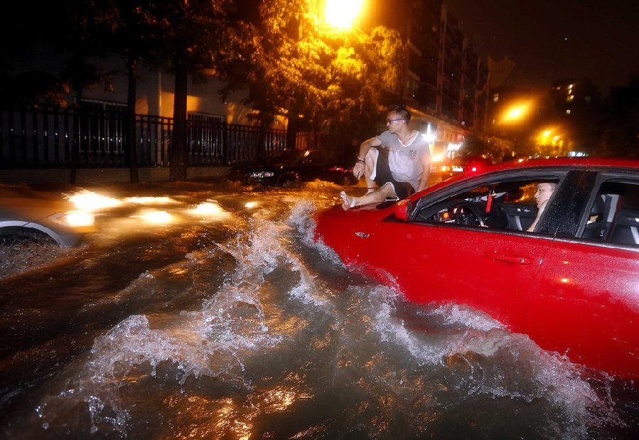 高清：杭州遭暴雨袭击市区 开车如行船